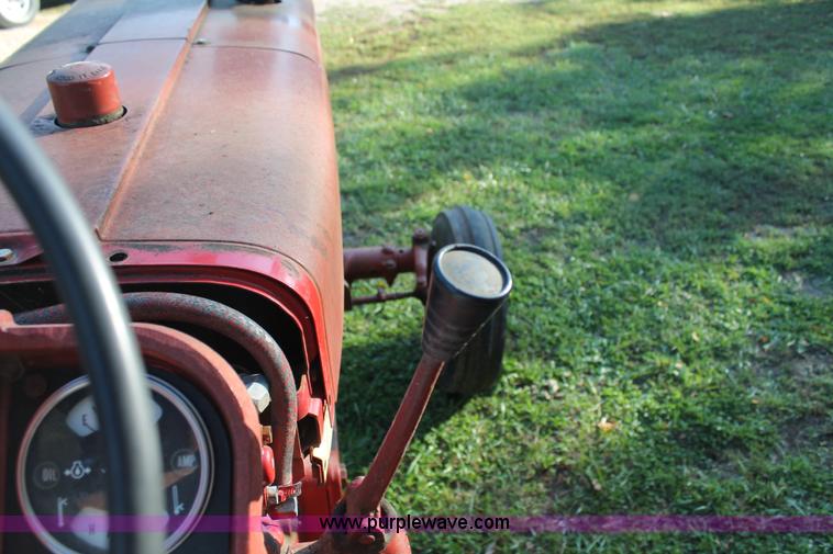 image for item AJ9257 1972 International Farmall 666 tractor