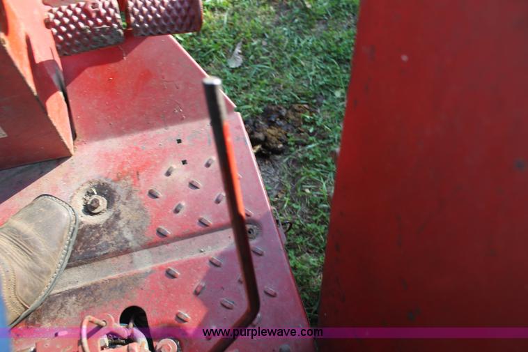 image for item AJ9257 1972 International Farmall 666 tractor