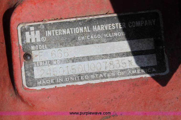 image for item AJ9257 1972 International Farmall 666 tractor