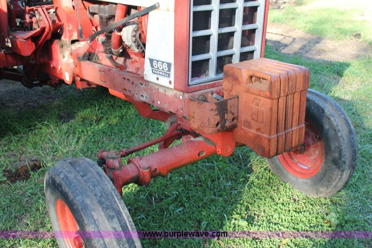 image for item AJ9257 1972 International Farmall 666 tractor