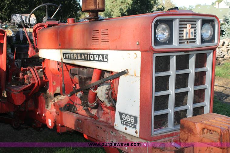 image for item AJ9257 1972 International Farmall 666 tractor