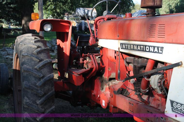 image for item AJ9257 1972 International Farmall 666 tractor