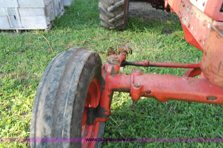 image for item AJ9257 1972 International Farmall 666 tractor