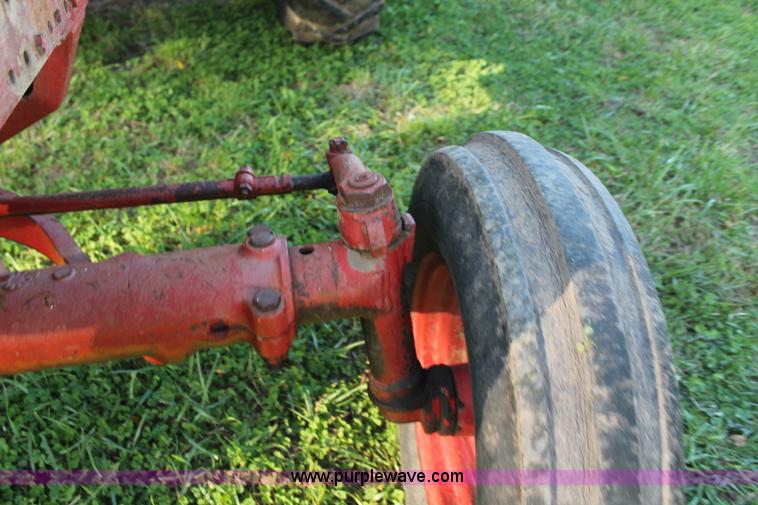 image for item AJ9257 1972 International Farmall 666 tractor