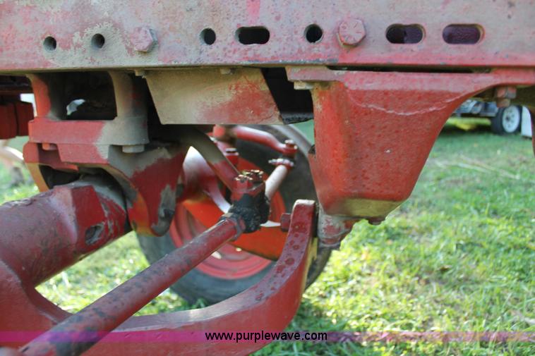 image for item AJ9257 1972 International Farmall 666 tractor