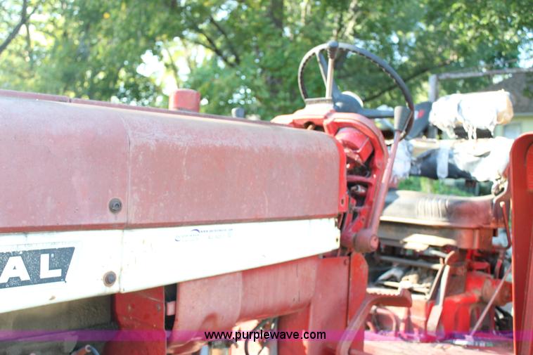 image for item AJ9257 1972 International Farmall 666 tractor