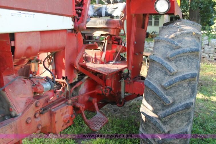 image for item AJ9257 1972 International Farmall 666 tractor