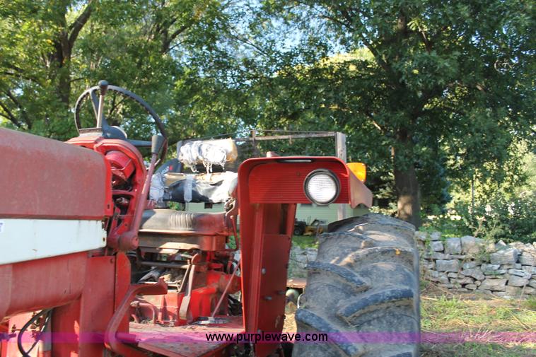 image for item AJ9257 1972 International Farmall 666 tractor