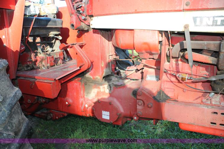 image for item AJ9257 1972 International Farmall 666 tractor