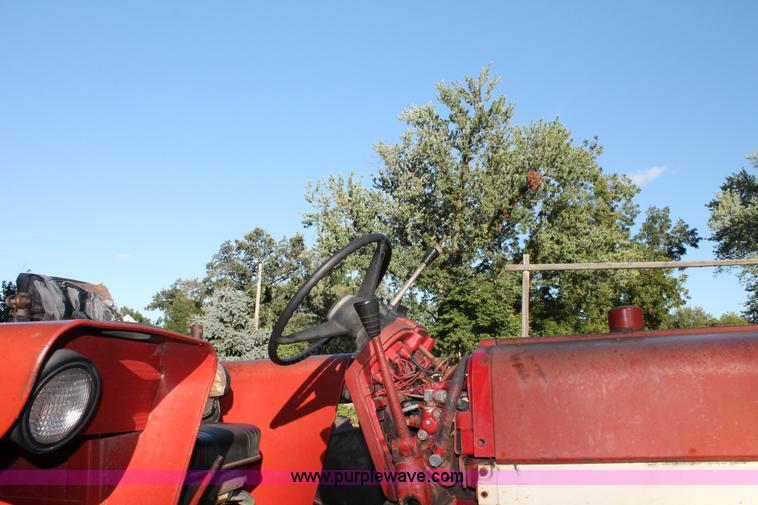 image for item AJ9257 1972 International Farmall 666 tractor