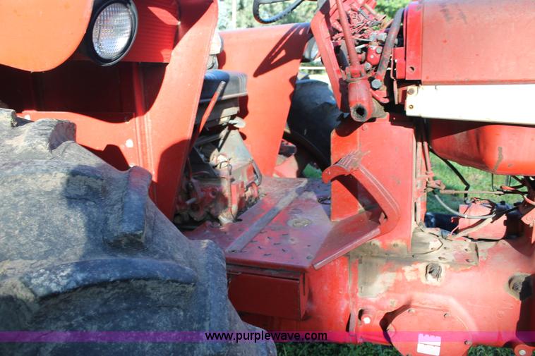 image for item AJ9257 1972 International Farmall 666 tractor