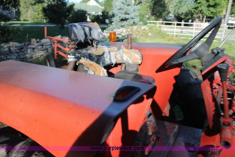 image for item AJ9257 1972 International Farmall 666 tractor