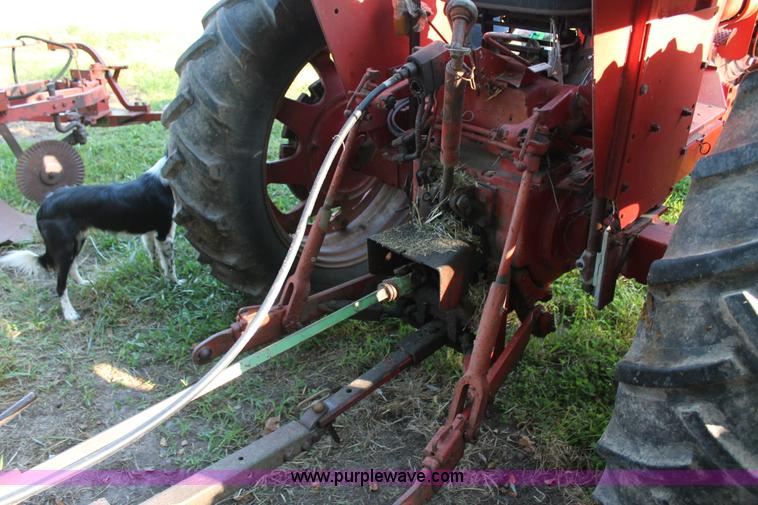 image for item AJ9257 1972 International Farmall 666 tractor