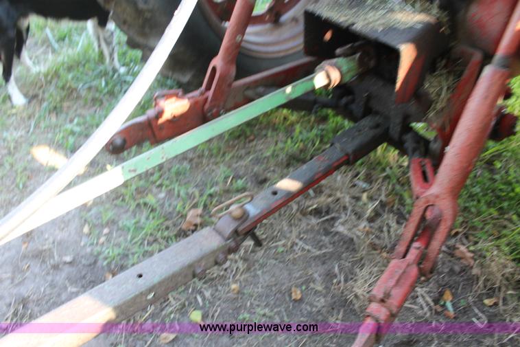 image for item AJ9257 1972 International Farmall 666 tractor