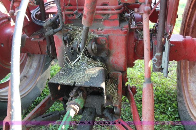 image for item AJ9257 1972 International Farmall 666 tractor