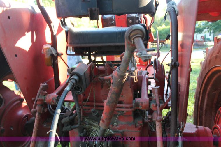 image for item AJ9257 1972 International Farmall 666 tractor