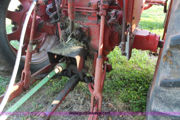 image for item AJ9257 1972 International Farmall 666 tractor