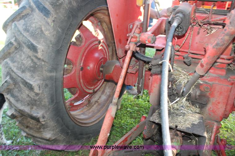 image for item AJ9257 1972 International Farmall 666 tractor