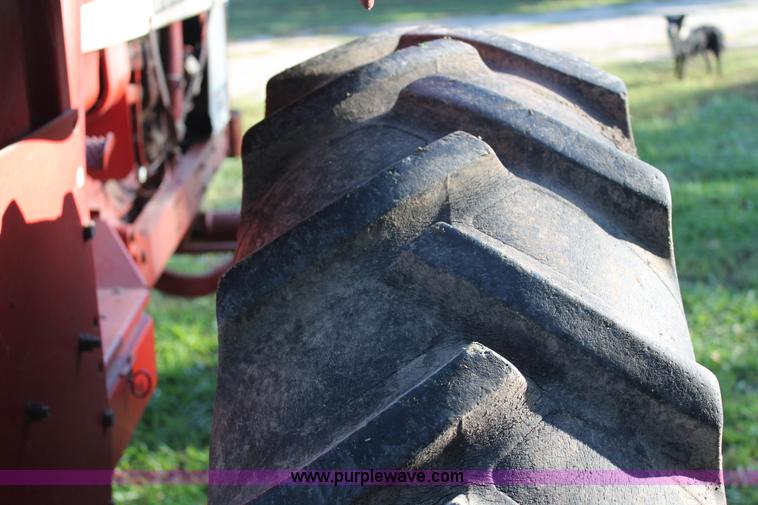 image for item AJ9257 1972 International Farmall 666 tractor