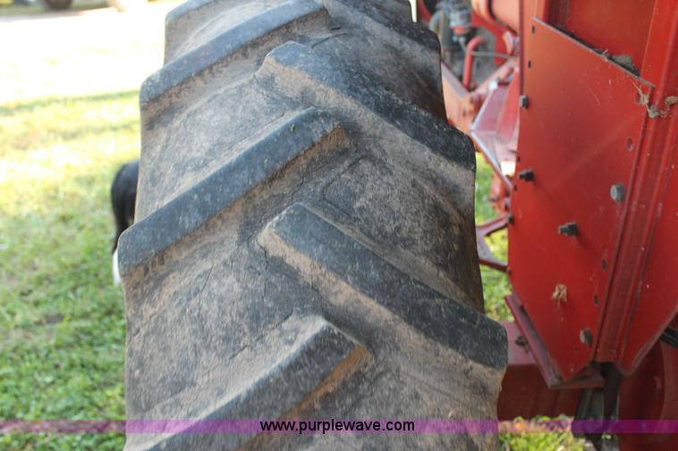 image for item AJ9257 1972 International Farmall 666 tractor