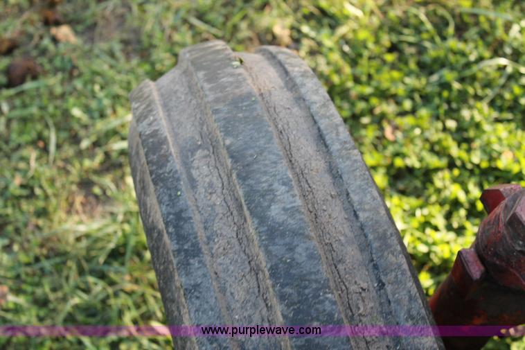 image for item AJ9257 1972 International Farmall 666 tractor