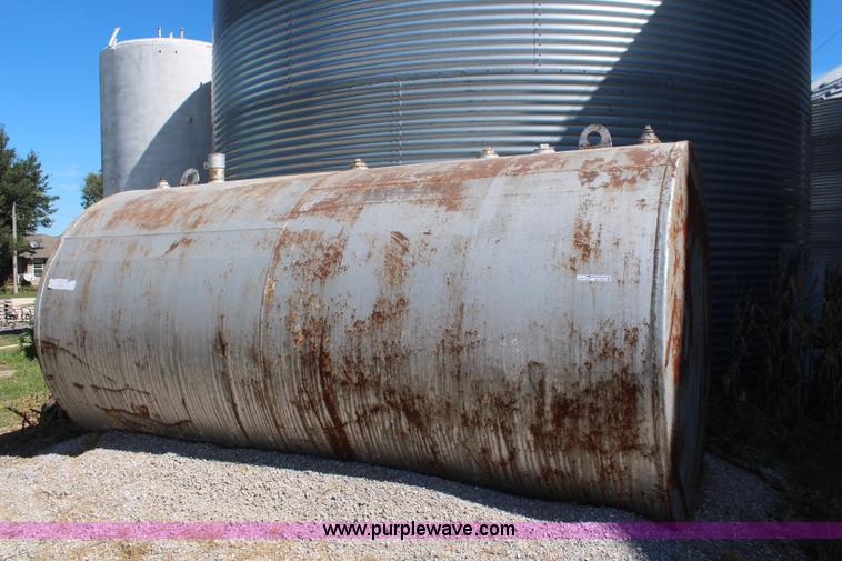 image for item AV9474 4,000 gallon fuel tank
