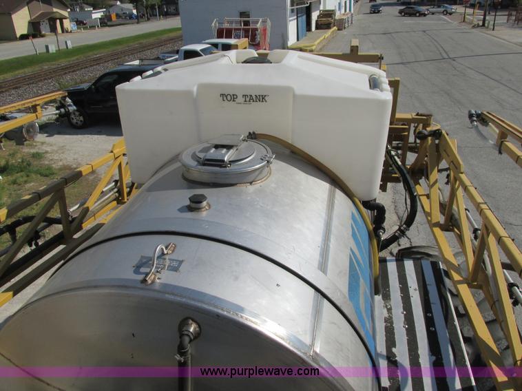 image for item AW9887 2004 GVM Prowler 1149T self-propelled sprayer/dry spreader