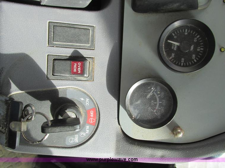 image for item AW9887 2004 GVM Prowler 1149T self-propelled sprayer/dry spreader