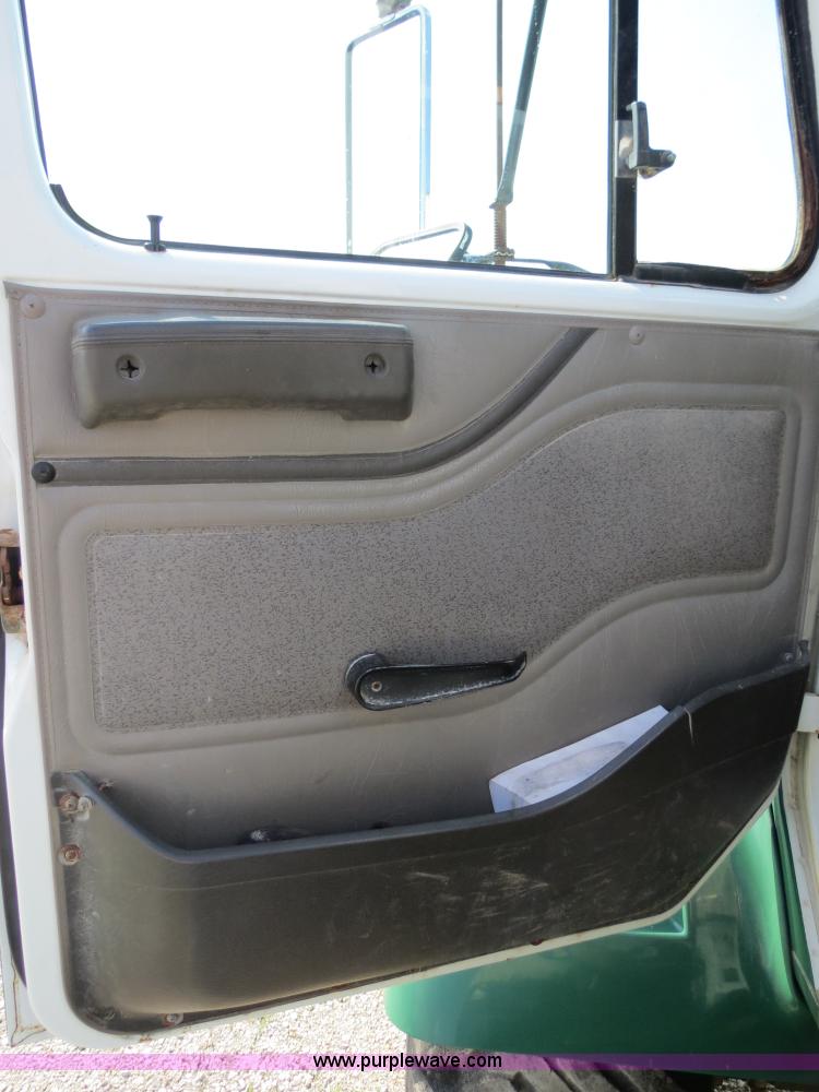 image for item B4937 2001 Loral Easy-Rider 3000 SS truck cab and chassis