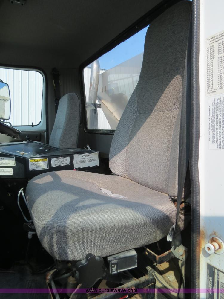 image for item B4937 2001 Loral Easy-Rider 3000 SS truck cab and chassis