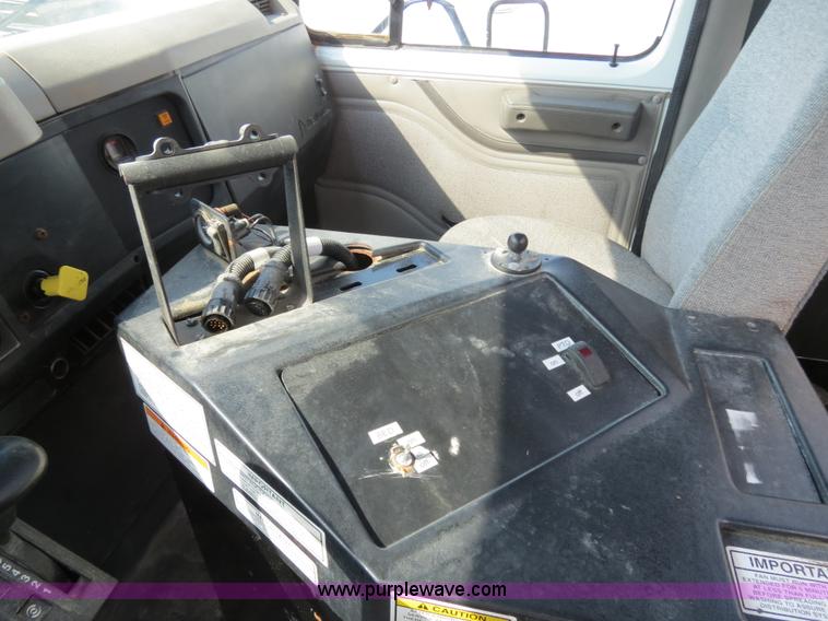 image for item B4937 2001 Loral Easy-Rider 3000 SS truck cab and chassis