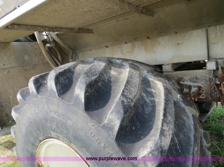 image for item B4937 2001 Loral Easy-Rider 3000 SS truck cab and chassis