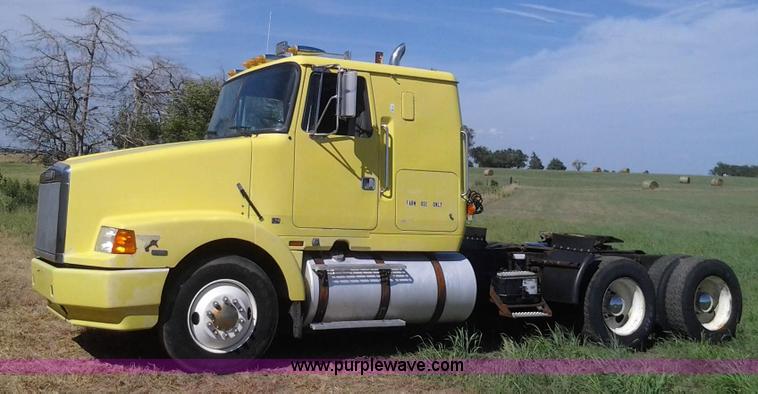 image for item D1223 1988 White WIA semi truck