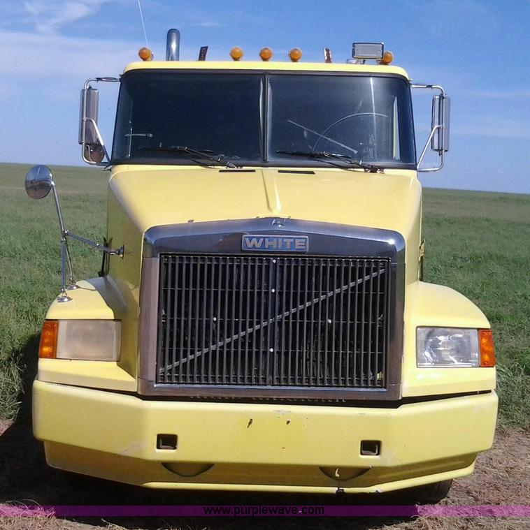 image for item D1223 1988 White WIA semi truck