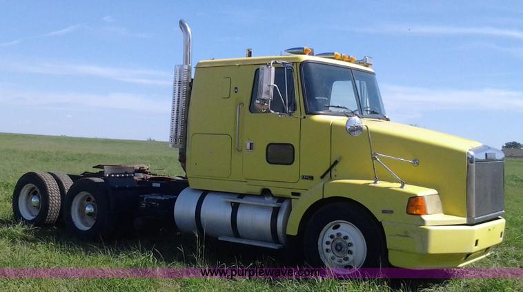 image for item D1223 1988 White WIA semi truck