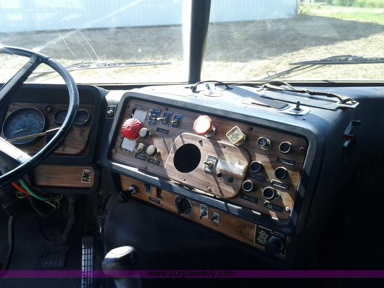 image for item D1223 1988 White WIA semi truck