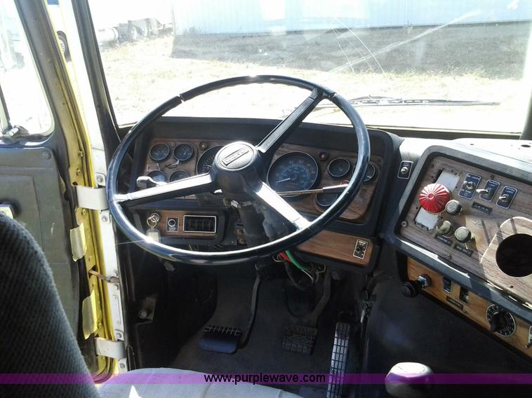 image for item D1223 1988 White WIA semi truck