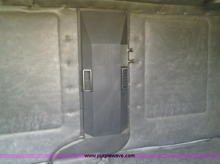 image for item D1223 1988 White WIA semi truck