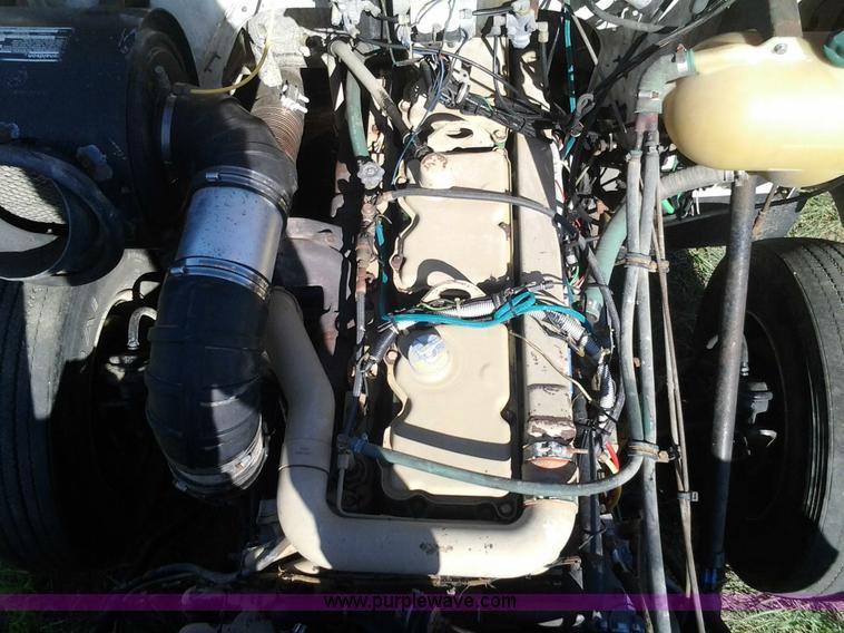 image for item D1223 1988 White WIA semi truck