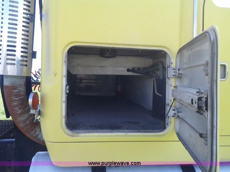 image for item D1223 1988 White WIA semi truck