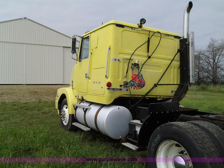 image for item D1223 1988 White WIA semi truck