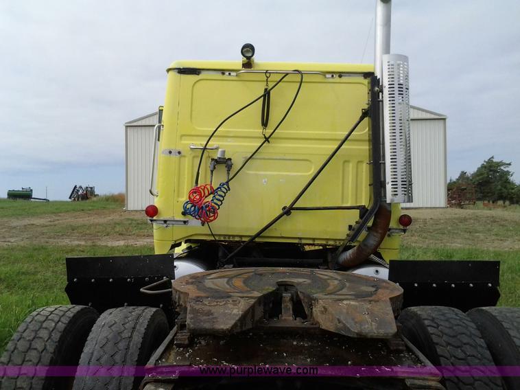 image for item D1223 1988 White WIA semi truck