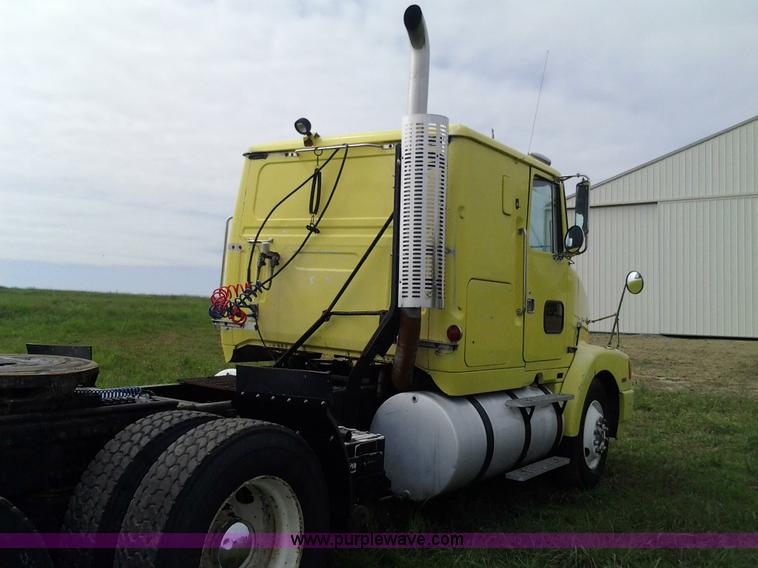 image for item D1223 1988 White WIA semi truck