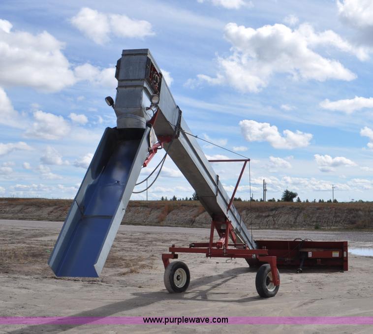 image for item F2057 Hutchinson Trac Mass-Ter 40' flat storage unloader