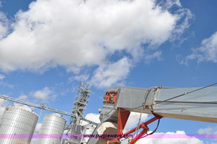 image for item F2057 Hutchinson Trac Mass-Ter 40' flat storage unloader