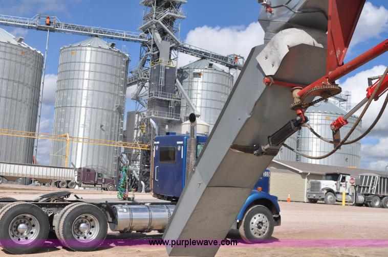 image for item F2057 Hutchinson Trac Mass-Ter 40' flat storage unloader