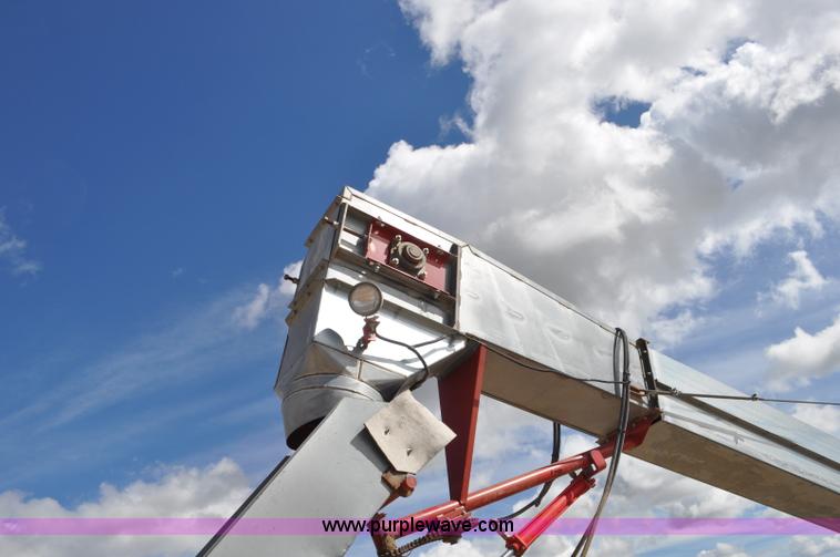 image for item F2057 Hutchinson Trac Mass-Ter 40' flat storage unloader