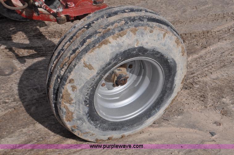 image for item F2063 1980 International Hydro 186 tractor