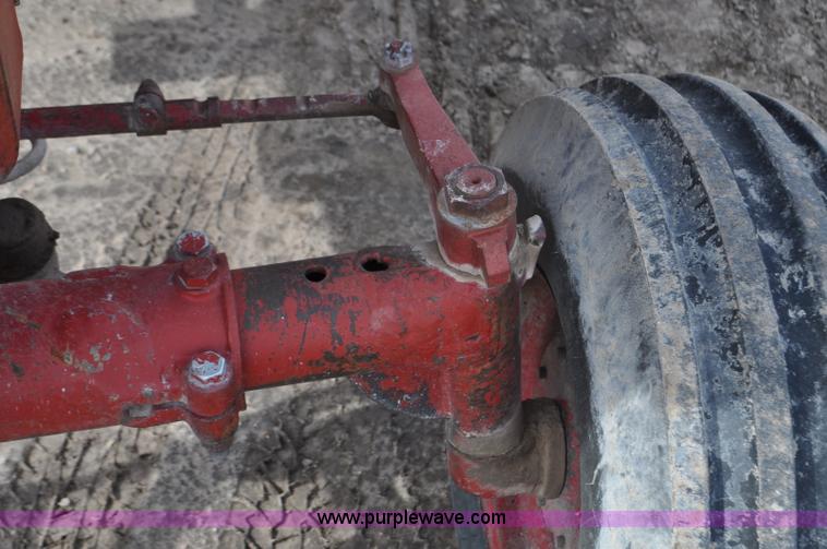 image for item F2063 1980 International Hydro 186 tractor