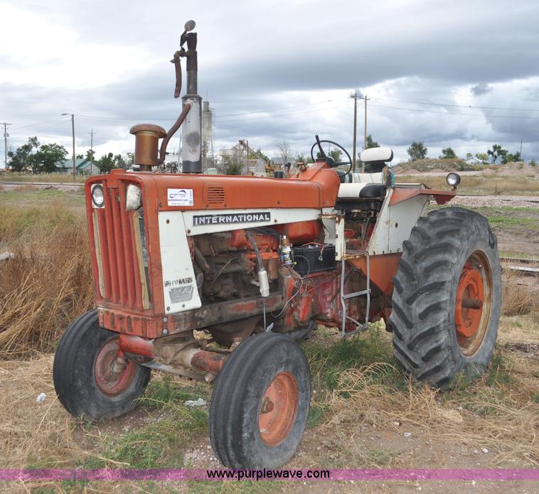 image for item F2064 1967 International 806 Wheatland tractor